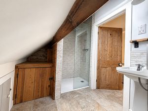 Ensuite_20WL- click for photo gallery